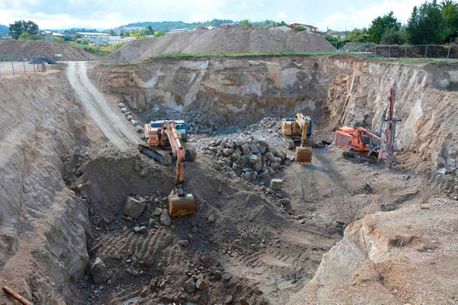 Excavaciones y Construcciones Carabel S.L. máquinas sacando tierra