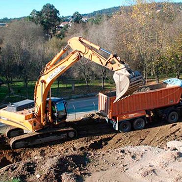Excavaciones y Construcciones Carabel S.L. excavadora sacando tierra